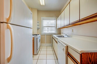 Heights Apartments at Cedar Fairmount in Cleveland Heights, OH - Building Photo - Interior Photo