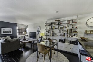 740 Kings Rd in Los Angeles, CA - Building Photo