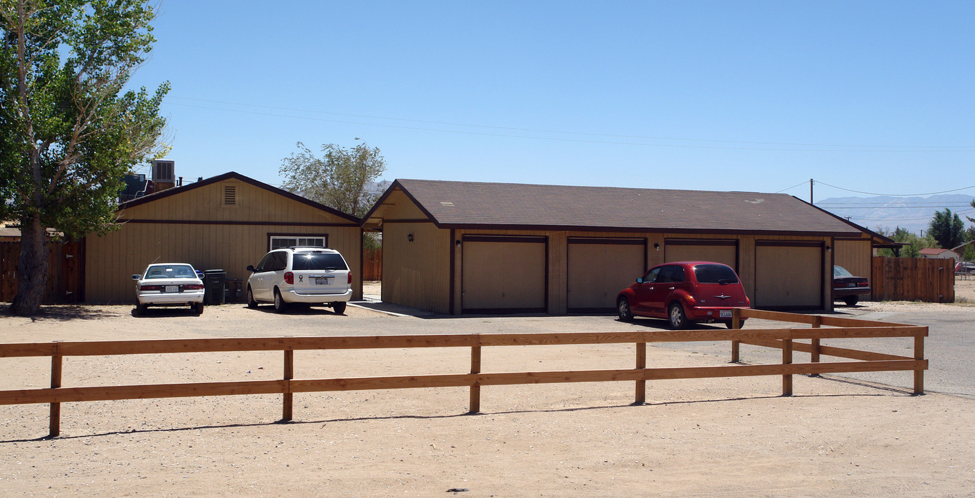 16003 Sago Rd in Apple Valley, CA - Foto de edificio