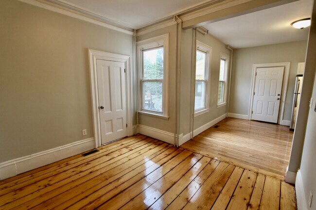 126 Saratoga St, Unit 1 in Boston, MA - Foto de edificio - Building Photo