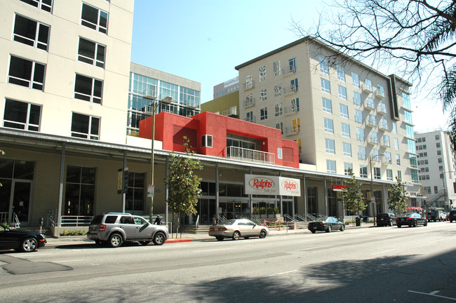 Market Loft Condos in Los Angeles, CA - Foto de edificio - Building Photo