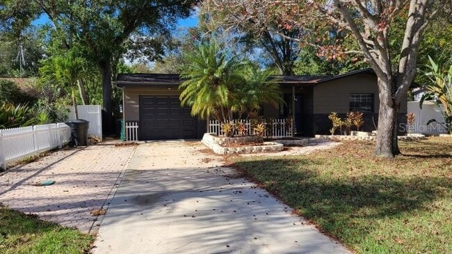 1742 Cardinal Dr in Clearwater, FL - Foto de edificio - Building Photo