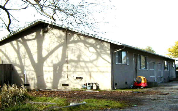 375 W Robles Ave in Santa Rosa, CA - Building Photo