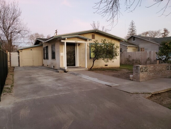 409 Alturas Ave in Modesto, CA - Foto de edificio - Building Photo