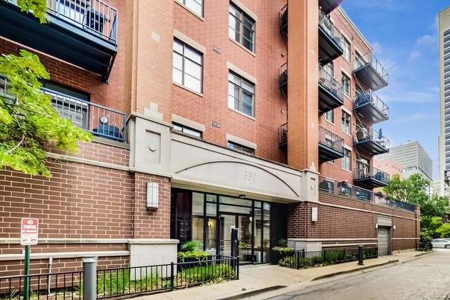 330 N Clinton St in Chicago, IL - Building Photo - Building Photo