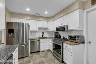 9 Robinson Ct in Freehold, NJ - Building Photo - Building Photo