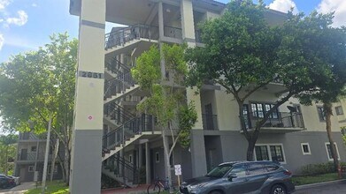 2851 Riverside Dr in Coral Springs, FL - Building Photo - Building Photo