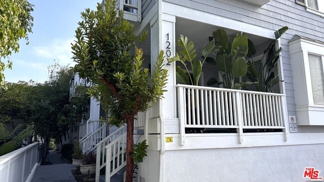 1202 Tennyson St in Manhattan Beach, CA - Foto de edificio - Building Photo