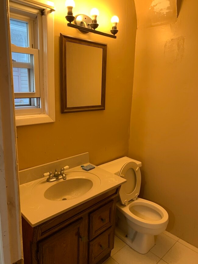 57 Vanderbilt Ave, Unit 2 in Floral Park, NY - Foto de edificio - Building Photo