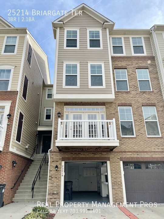 25214 Briargate Terrace in Chantilly, VA - Foto de edificio