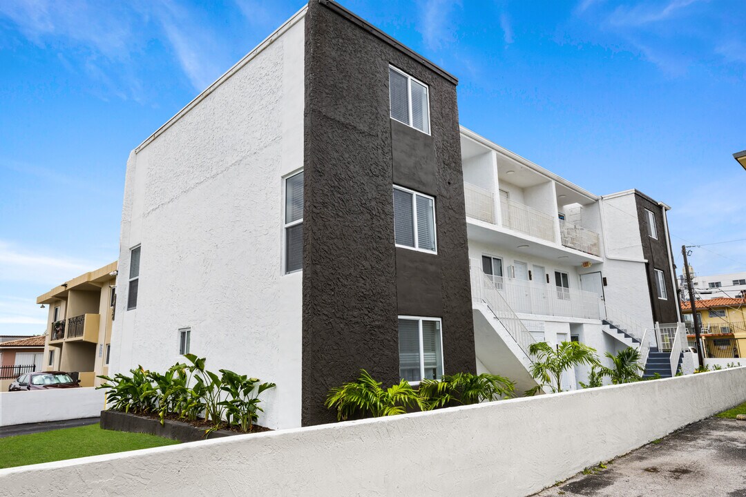 1945 SW 5th St in Miami, FL - Building Photo