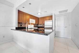 1250 S Miami Ave, Unit 1413 in Miami, FL - Building Photo - Building Photo