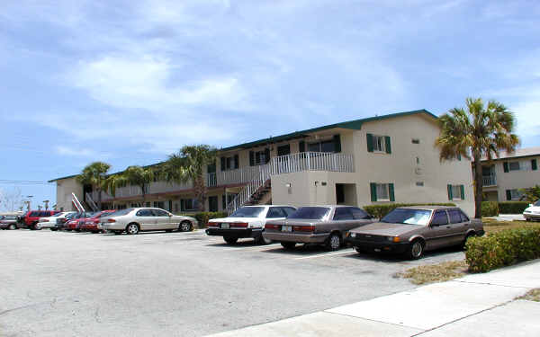 Timberlake Apartments in West Palm Beach, FL - Building Photo