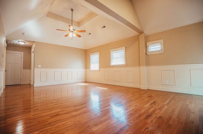 Walnut Home - Behind Greek Row!