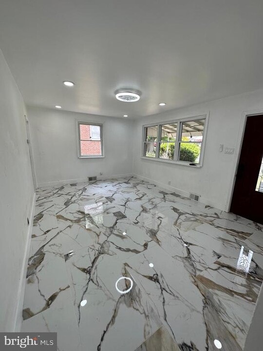 682 Rennard St in Philadelphia, PA - Building Photo