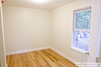 35 Forbes St, Unit 3 in Boston, MA - Building Photo - Building Photo