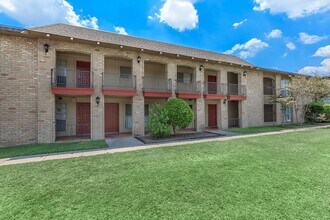 Town View in San Antonio, TX - Foto de edificio - Building Photo