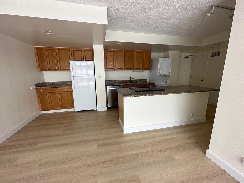 2415 Ala Wai Blvd in Honolulu, HI - Building Photo