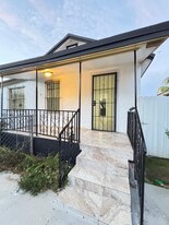 2035 NW 26th St in Miami, FL - Building Photo