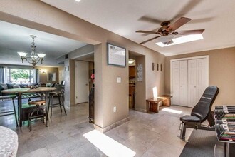 7736 E Camelback Rd in Scottsdale, AZ - Foto de edificio - Building Photo