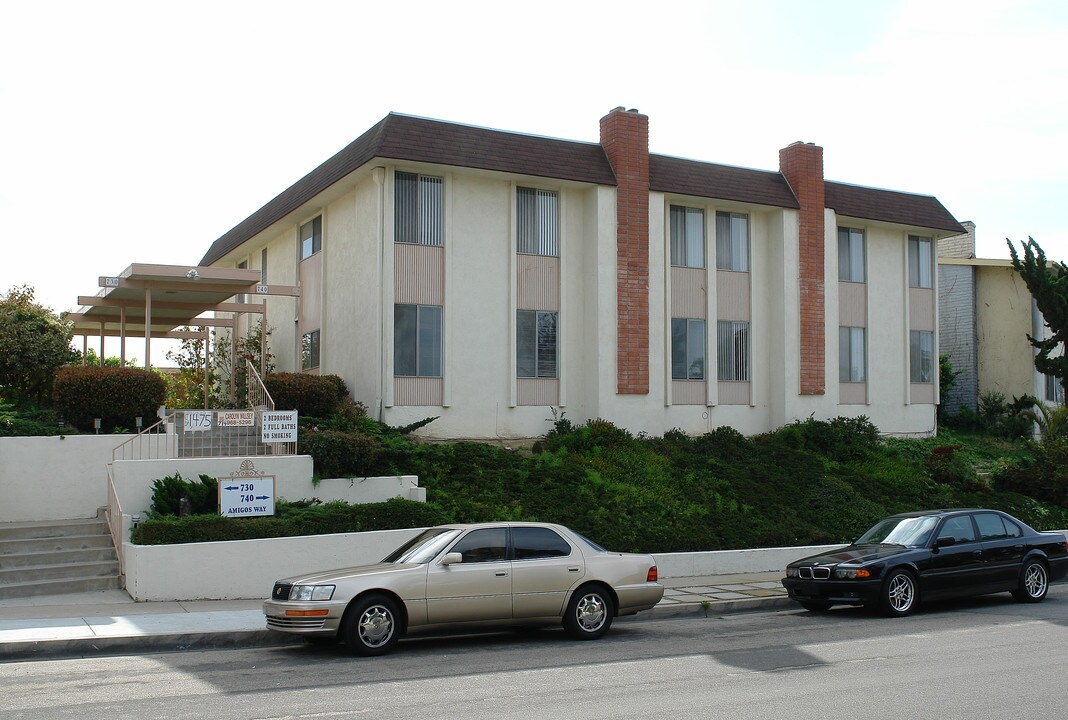 740 Amigos Way in Newport Beach, CA - Foto de edificio