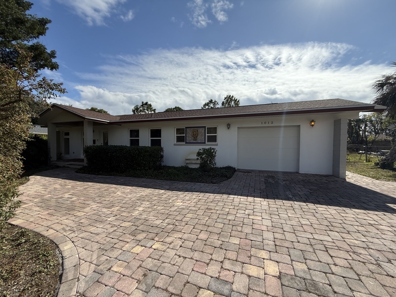 1012 Country Club Way S in St. Petersburg, FL - Building Photo