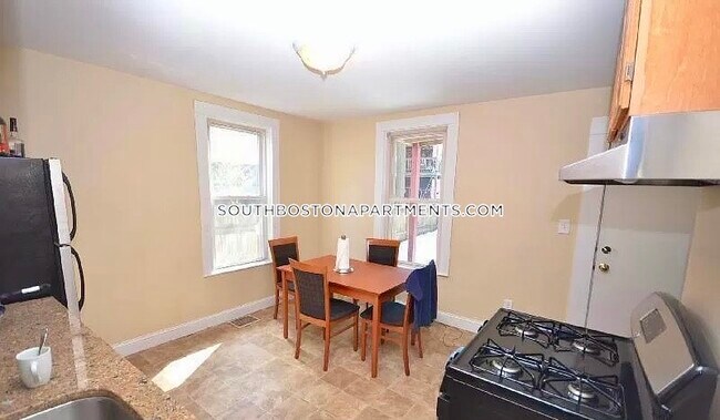 857 E 1st St, Unit 2 in Boston, MA - Foto de edificio - Building Photo
