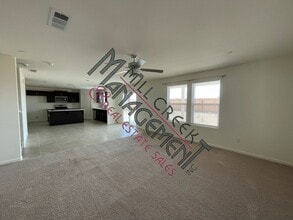 221 E Sedona Ave in Visalia, CA - Building Photo - Building Photo