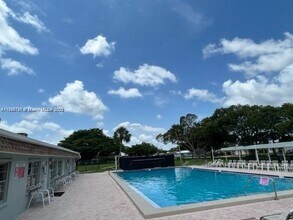 7305 NW 95th Way in Tamarac, FL - Building Photo - Building Photo