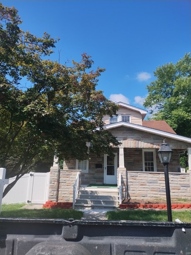 property at 818 Warwick Rd