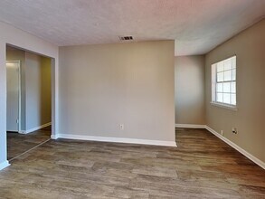 1749 Big Valley Way in Stone Mountain, GA - Foto de edificio - Building Photo