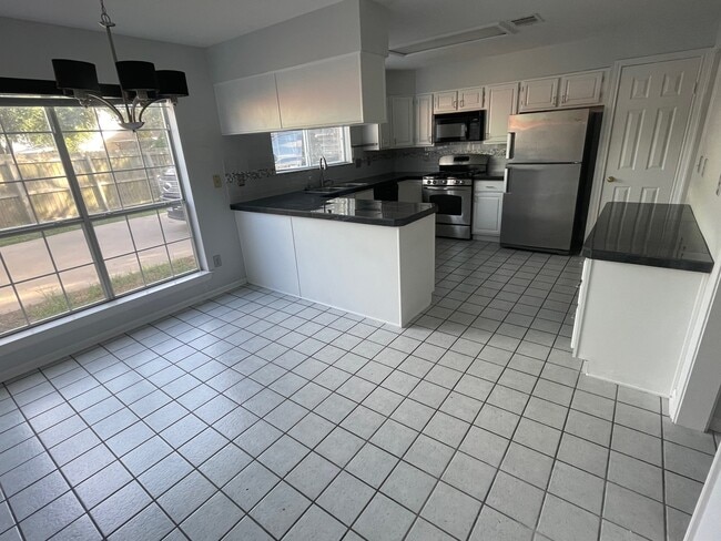 62 Plum Ct in Lake Jackson, TX - Building Photo - Building Photo