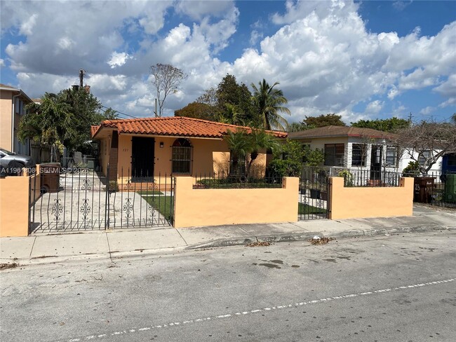 121 E 6th St in Hialeah, FL - Building Photo - Building Photo