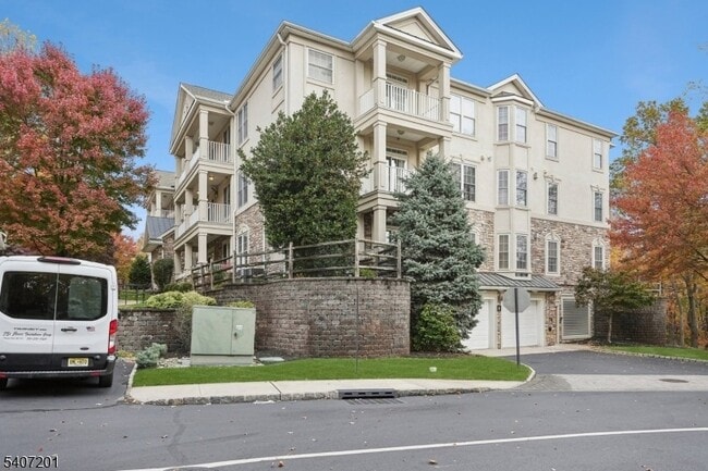 806 Holly Ln in Cedar Grove, NJ - Building Photo - Building Photo