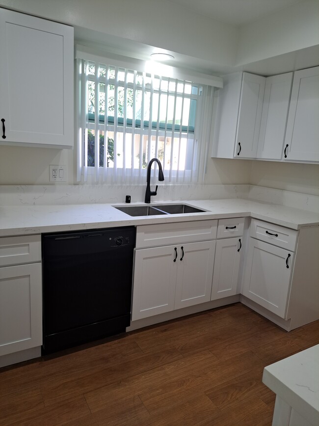 The Westcliff Courtyard Apartments in Newport Beach, CA - Building Photo - Building Photo