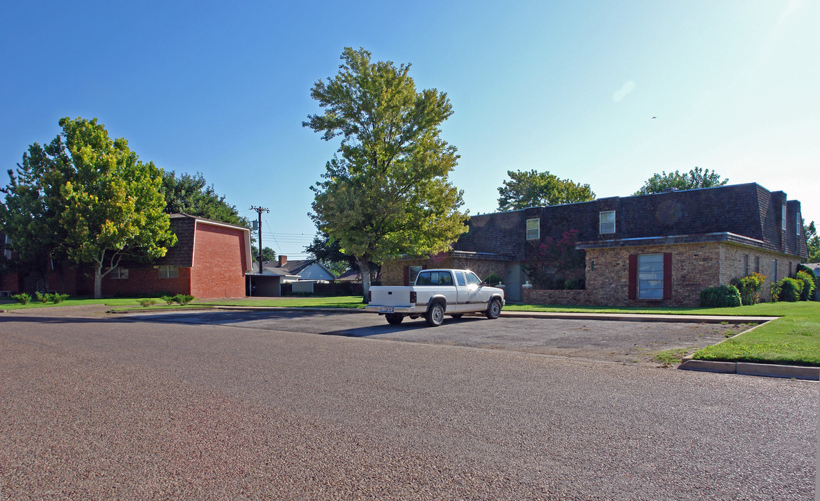 1000-1006 Itasca Rd in Plainview, TX - Building Photo