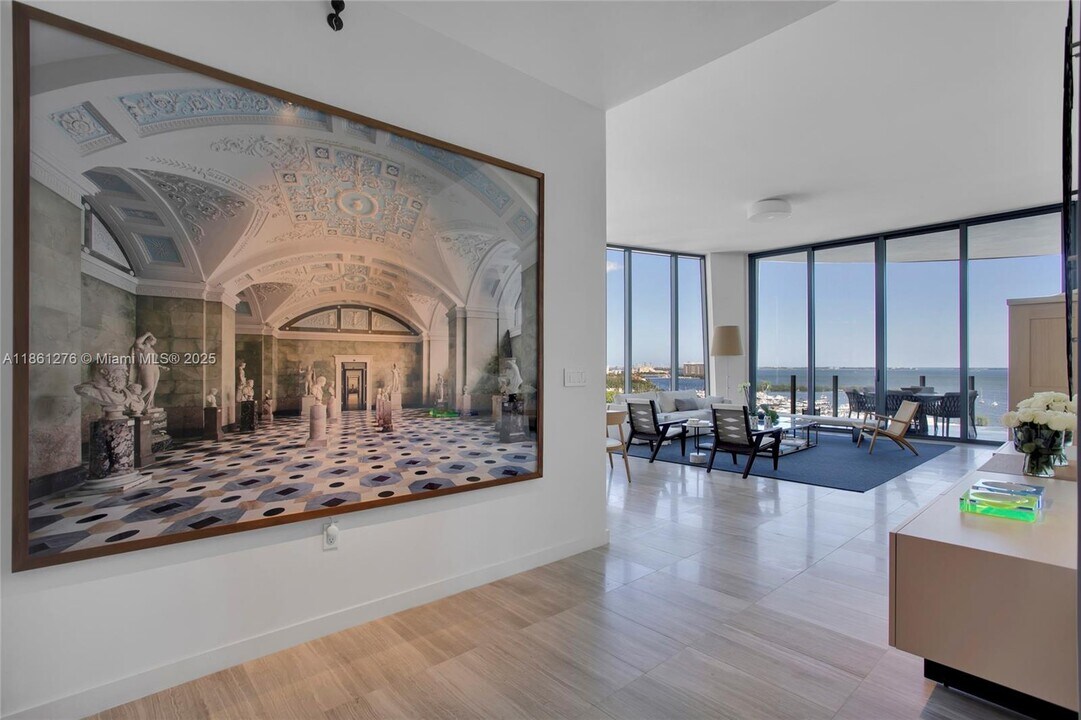 2811 S Bayshore Dr in Miami, FL - Building Photo