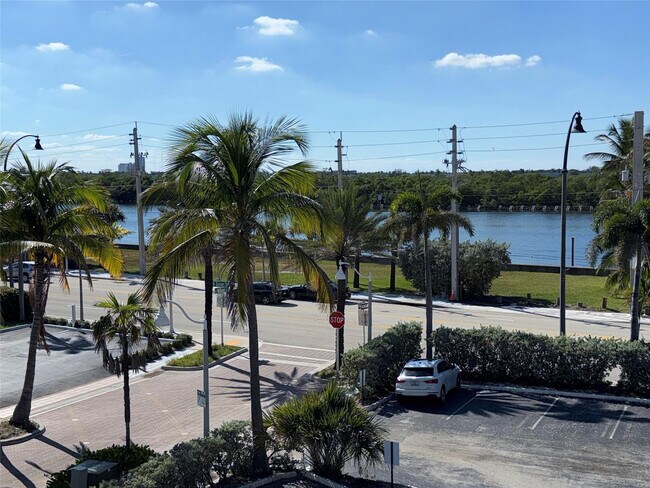 321 Wilson St in Hollywood, FL - Building Photo - Building Photo