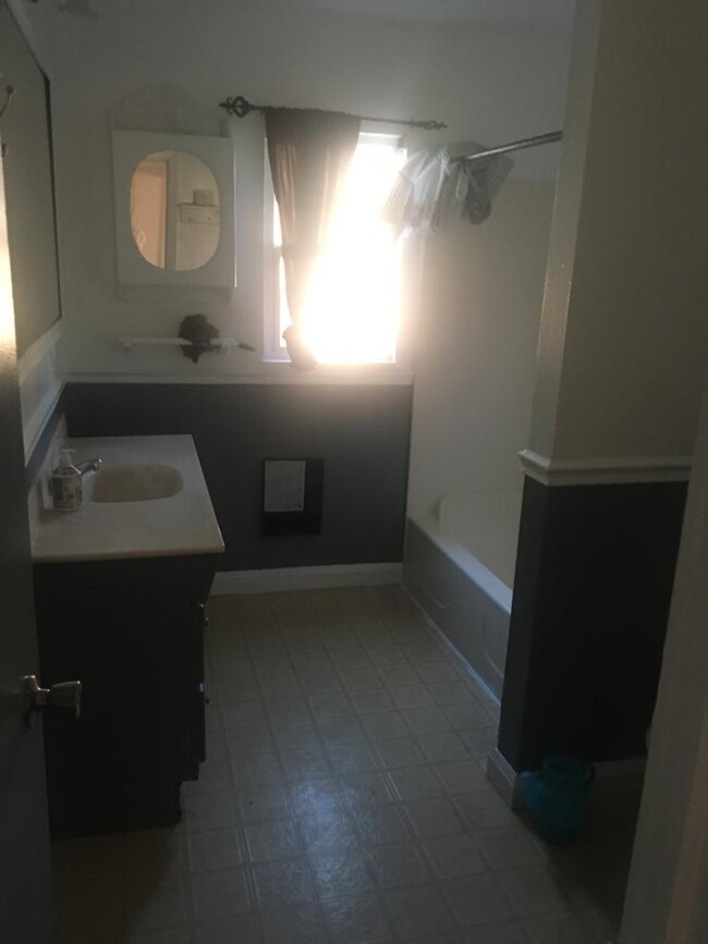 595 N L St, Unit Apartment in Livermore, CA - Foto de edificio - Building Photo