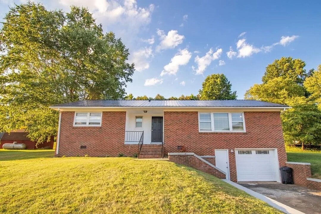 65 Battle St in Bryson City, NC - Building Photo