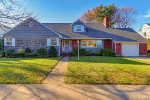 190 Brompton Rd in Garden City, NY - Building Photo