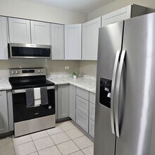 260 E Court of Shorewood in Vernon Hills, IL - Foto de edificio - Building Photo