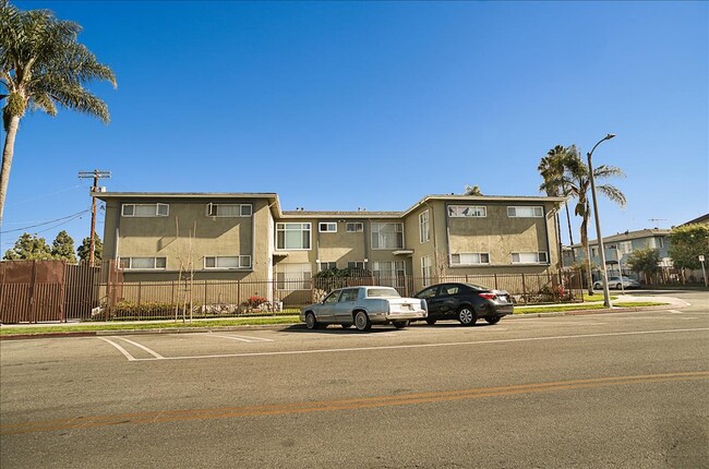 3920-3922 Hillcrest Dr in Los Angeles, CA - Building Photo - Primary Photo