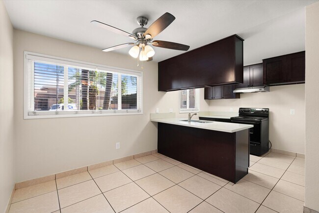 Melrose Manor Apartments - Riverside, CA in Riverside, CA - Foto de edificio - Building Photo