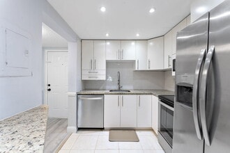 9370 SW 8th St, Unit 116 in Boca Raton, FL - Building Photo - Building Photo