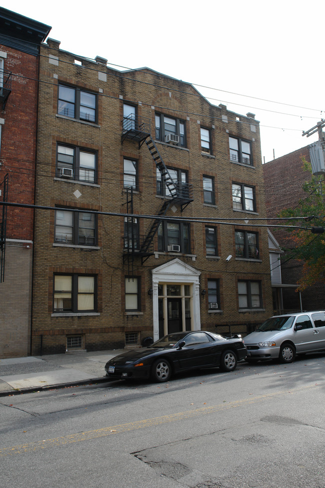 502 Van Cortlandt Pk Ave in Yonkers, NY - Foto de edificio - Building Photo