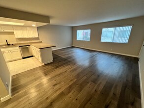 421 N Kenneth Rd-Unit -114 in Burbank, CA - Building Photo - Building Photo