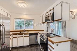 5322 SE Golden Rd in Hillsboro, OR - Building Photo - Building Photo