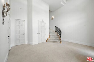 1675 Woods Dr in Los Angeles, CA - Building Photo - Building Photo