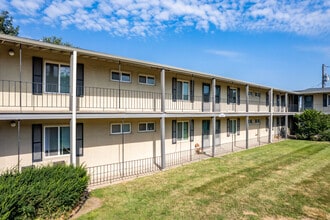 Courtyard 72 in Omaha, NE - Foto de edificio - Building Photo